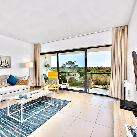 Apartment Newly Renovated Escape With Pool & Seaview