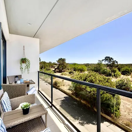 Apartment Newly Renovated Escape With Pool & Seaview *